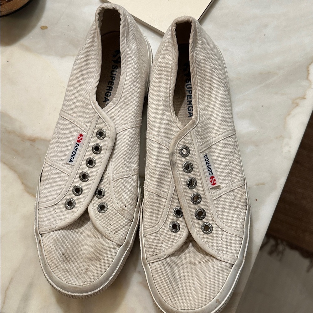 Superga White Canvas Sneakers sz 40. no laces.